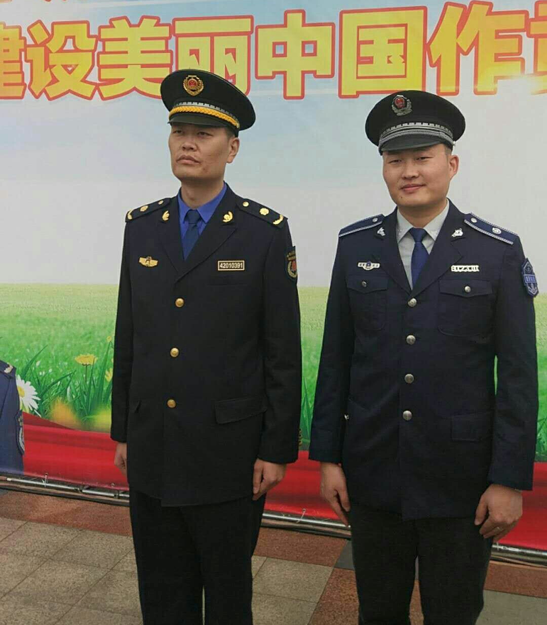 武汉城管换新装4201胸徽编号显区别