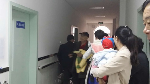 宝妈一个动作吓坏了屋里所有的人,宝妈一个动作差点害了小宝宝