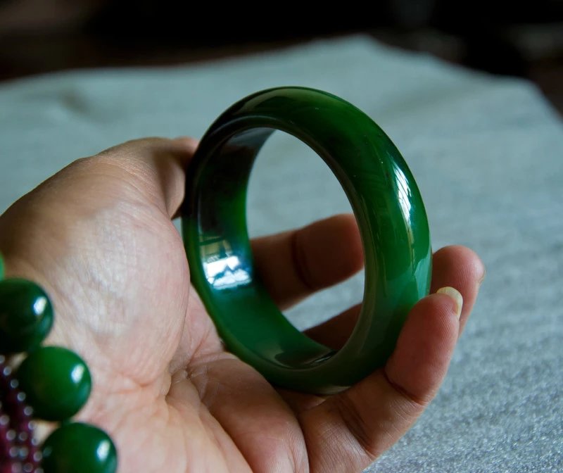 碧玉手镯价格多少,如何挑选和田玉碧玉手镯的好坏