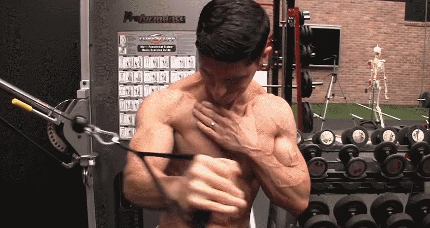 如何练出胸部宽阔的胸肌,宽握锻炼胸肌外侧及手臂二头肌