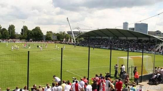 莱万多夫斯基是足球最强中锋吗,足坛十大神锋之莱万多夫斯基