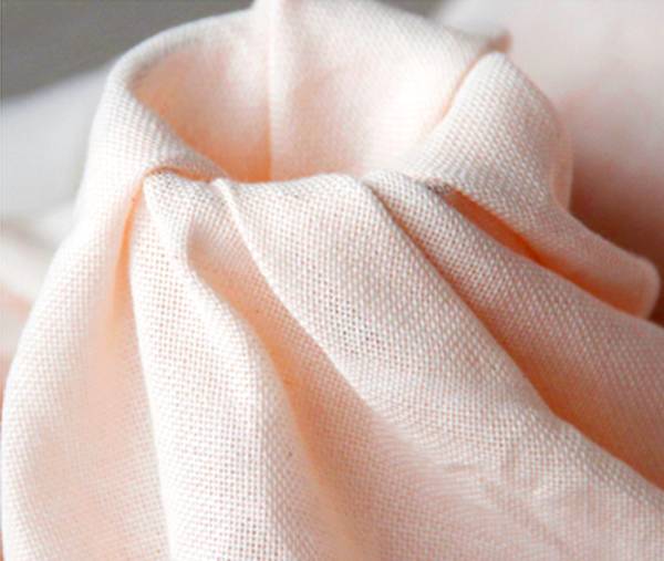 腿上皮肤干燥起皮屑用什么护肤品,腿上皮肤干燥掉皮屑怎么回事