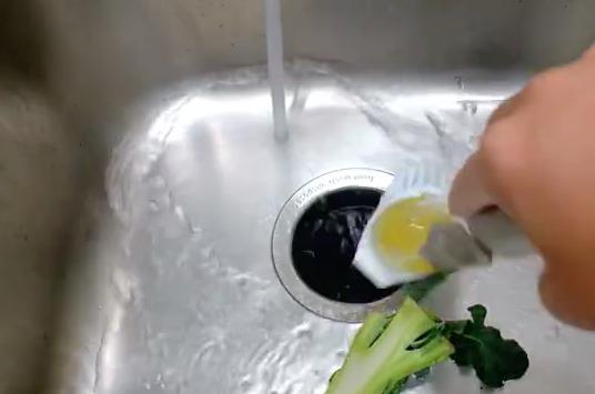 厨房垃圾桶老是黏黏糊糊,厨房垃圾桶小妙招