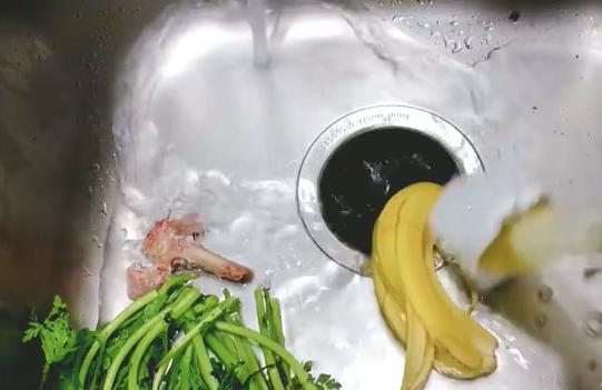 厨房垃圾桶老是黏黏糊糊,厨房垃圾桶小妙招