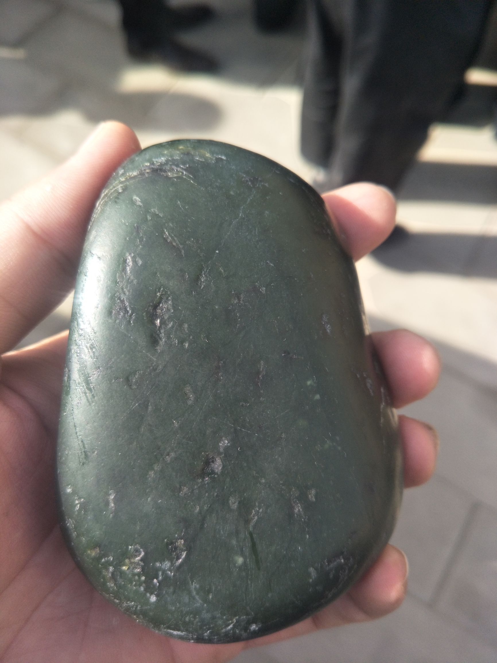 红皮白肉籽料400克原石值多少钱呀,几十公斤重的金黄色黄蜡石籽料