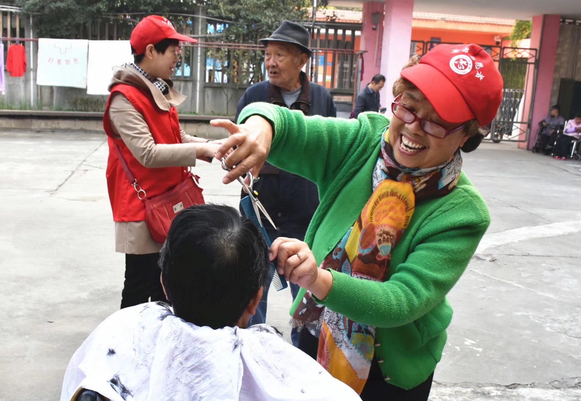 关爱留守老人志愿者,关爱老人传递义工志愿者正能量