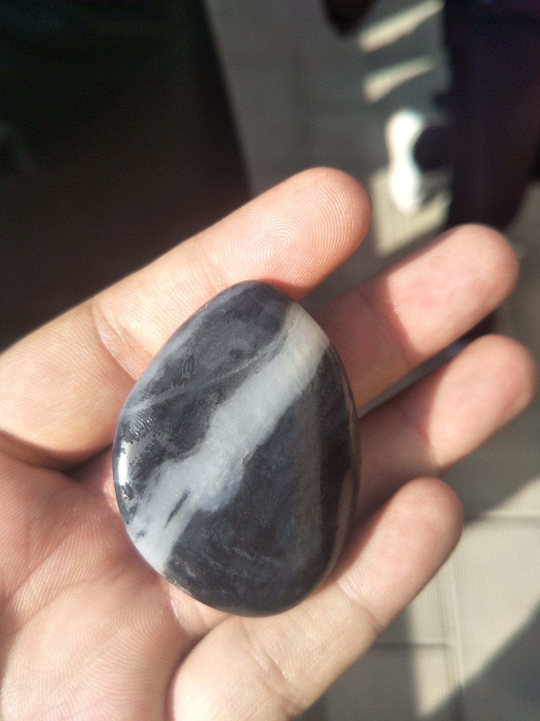 红皮白肉籽料400克原石值多少钱呀,几十公斤重的金黄色黄蜡石籽料