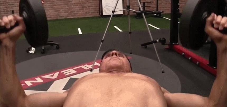 胸肌外侧线条怎么练,胸肌怎么练看不到锁骨