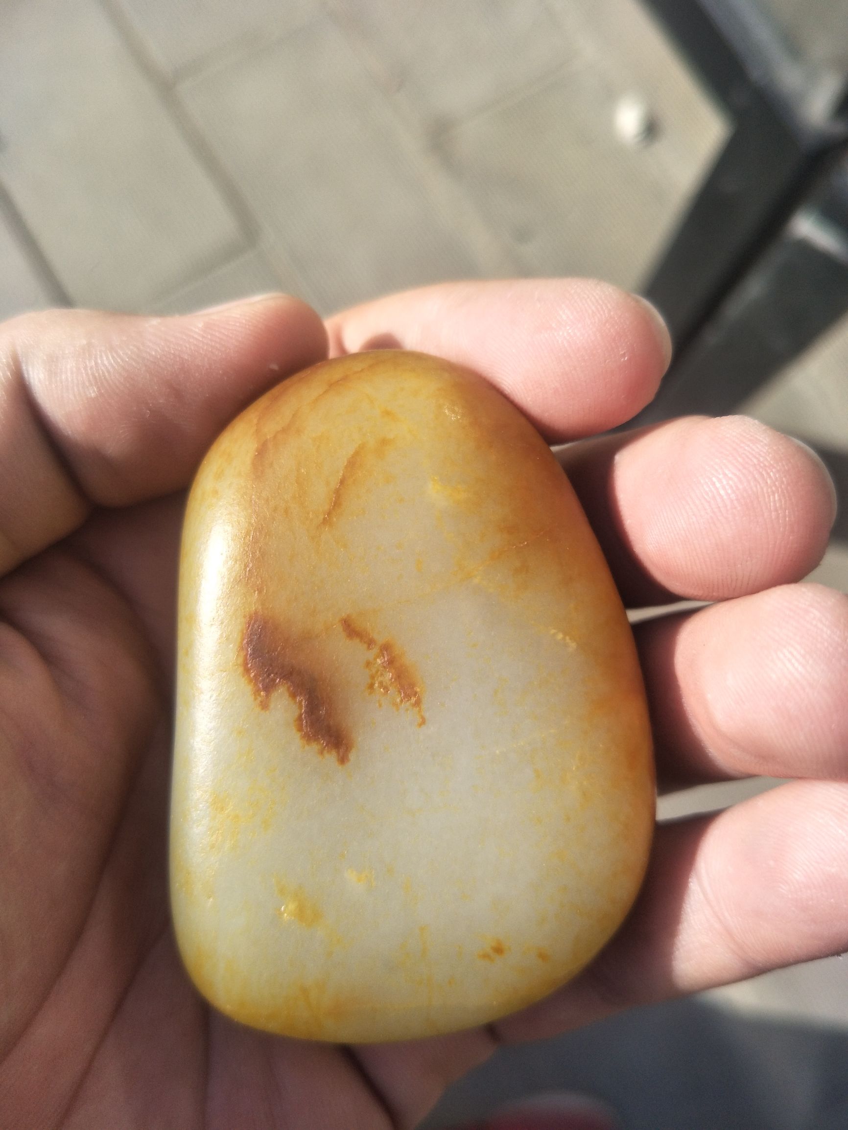 红皮白肉籽料400克原石值多少钱呀,几十公斤重的金黄色黄蜡石籽料