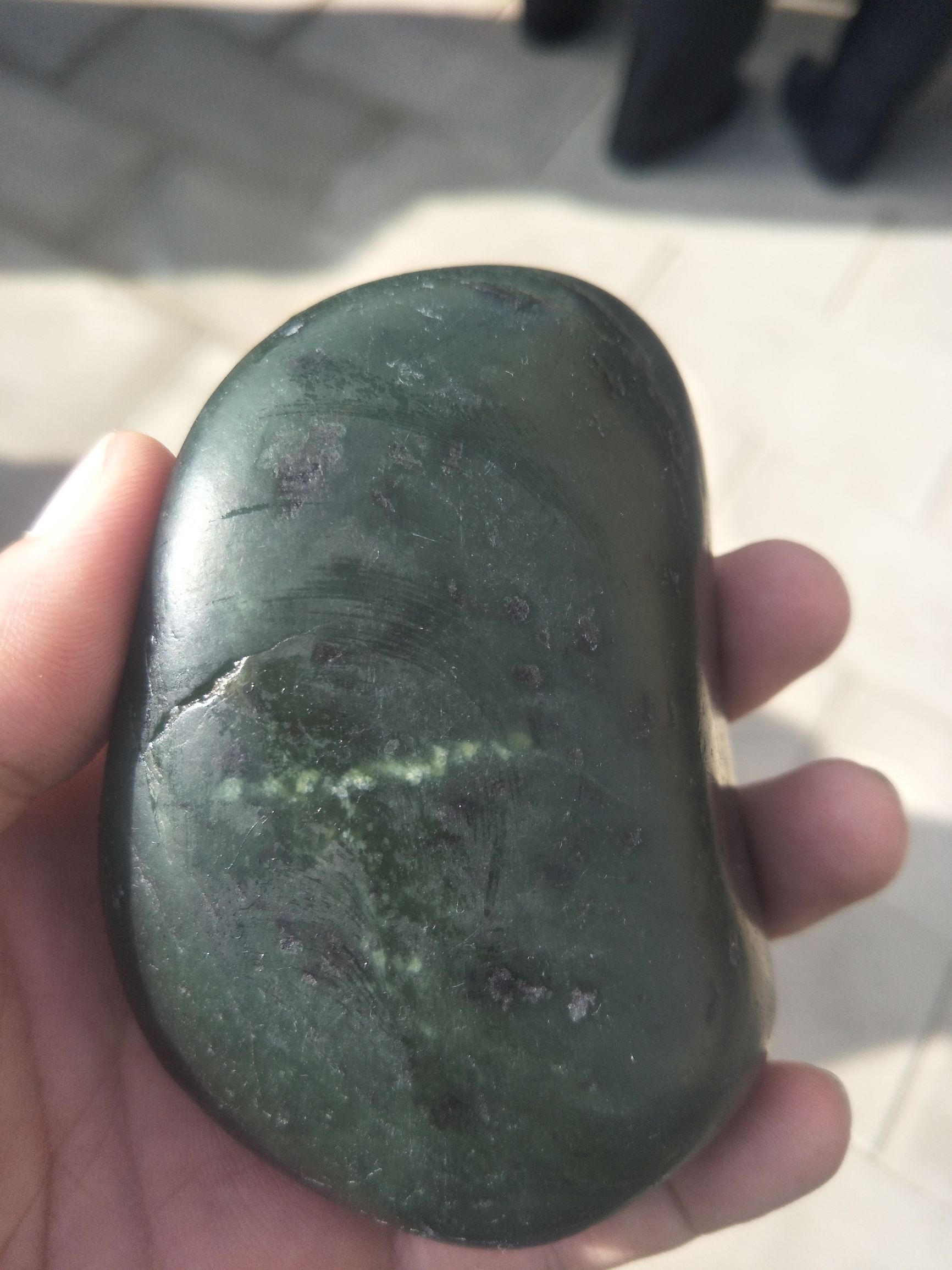 红皮白肉籽料400克原石值多少钱呀,几十公斤重的金黄色黄蜡石籽料