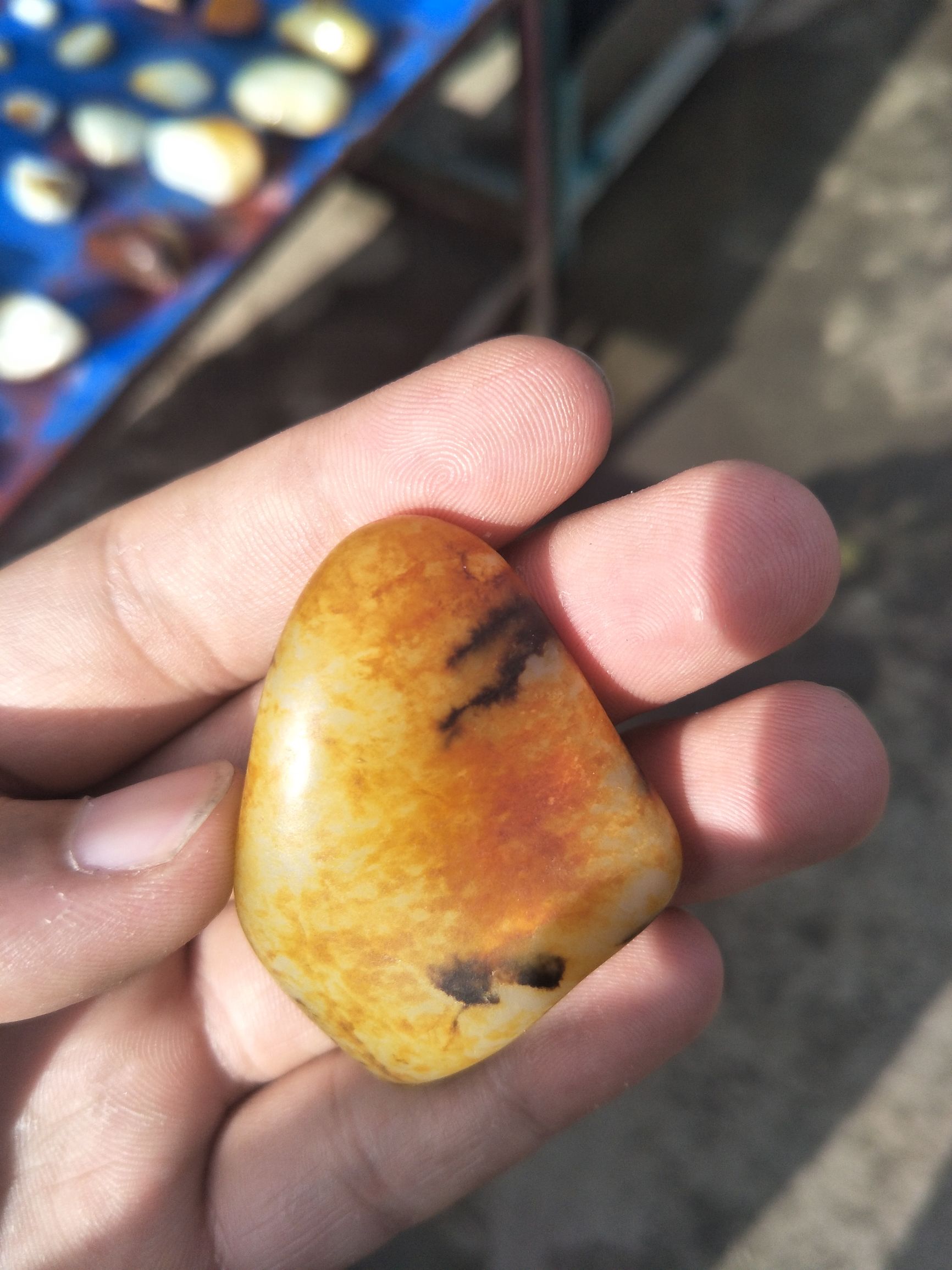 红皮白肉籽料400克原石值多少钱呀,几十公斤重的金黄色黄蜡石籽料