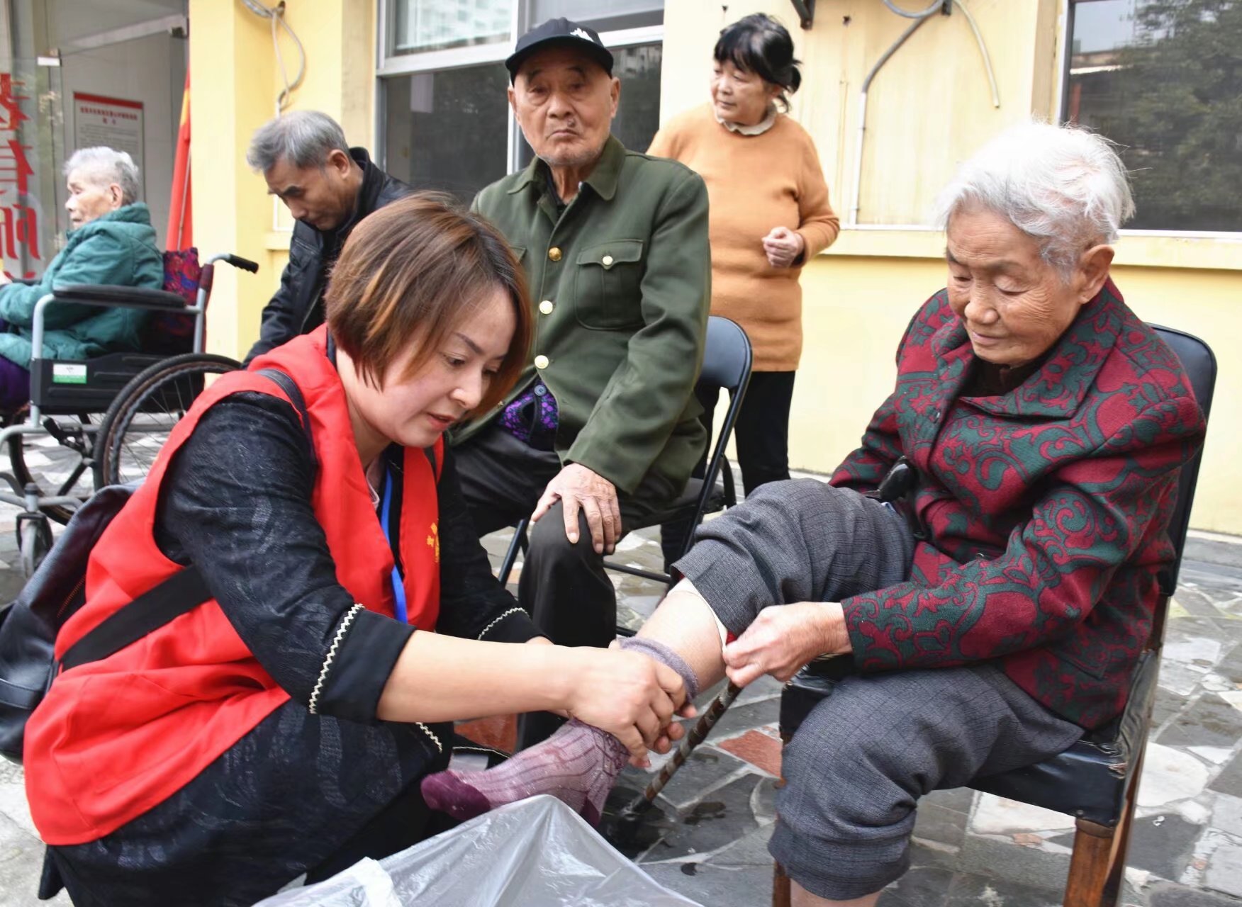 关爱留守老人志愿者,关爱老人传递义工志愿者正能量