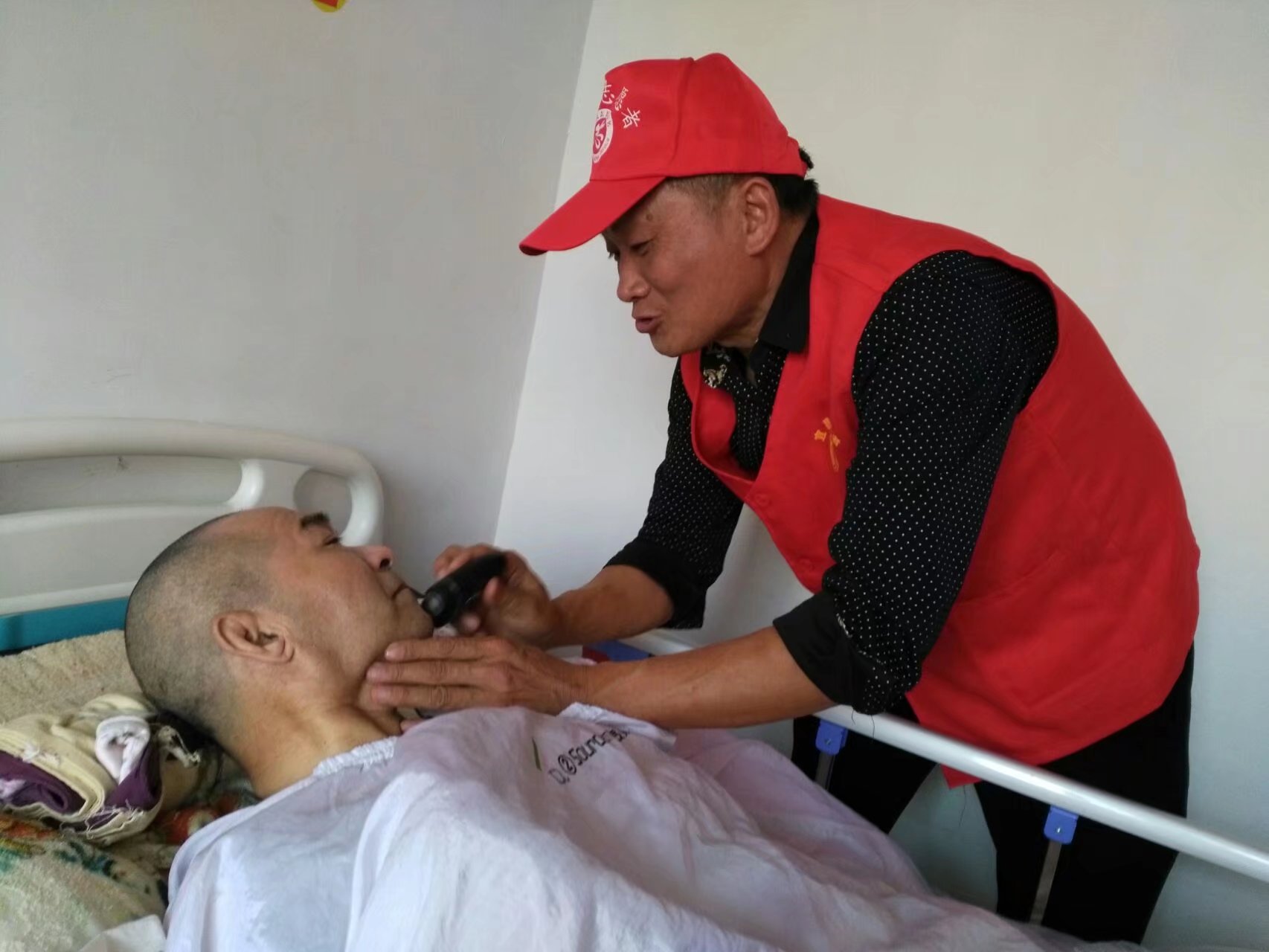 关爱留守老人志愿者,关爱老人传递义工志愿者正能量