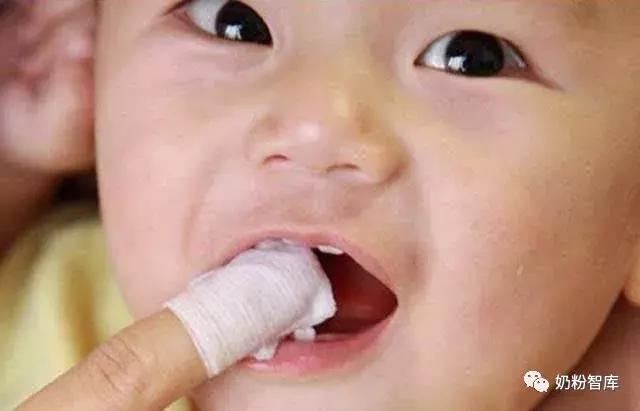 宝宝出牙慢、乳牙缝隙大，怎么办？