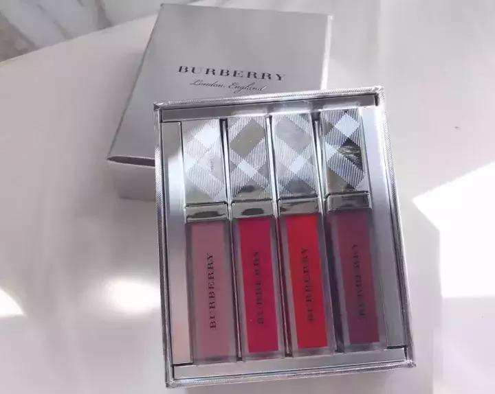 晒男友送的口红,明星晒自己口红