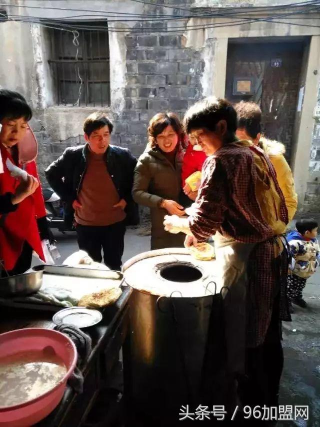 大妈摆摊卖红糖煎饼,卖烧饼挣钱还是卖煎饼挣钱