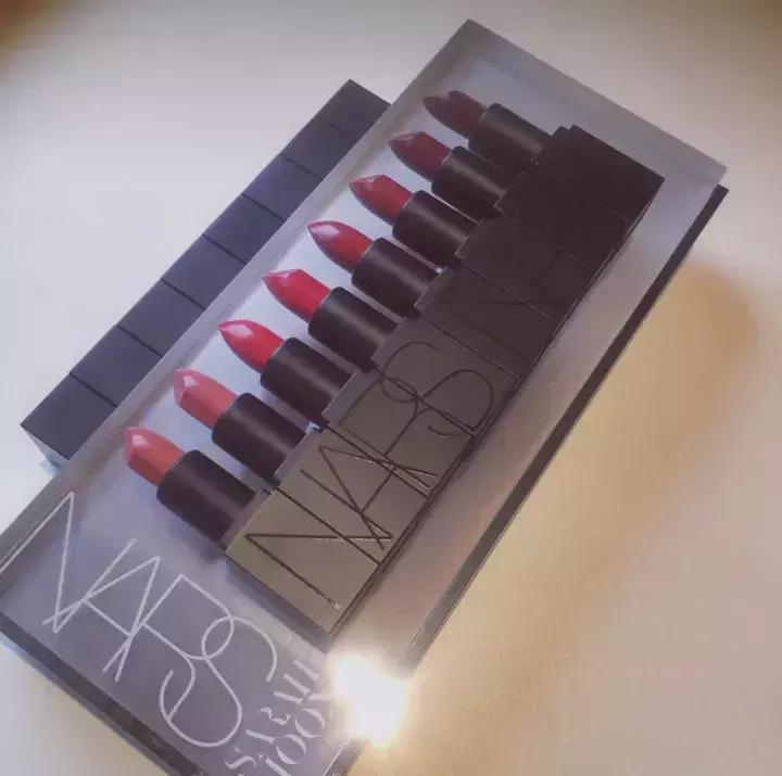 晒男友送的口红,明星晒自己口红
