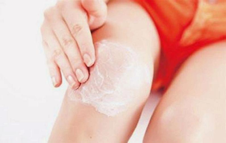 膝盖上黑黑的东西怎么去除,膝盖黑黑的洗不掉是什么原因