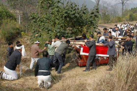 当接亲与出殡狭路相逢,接亲碰上出葬是好是坏