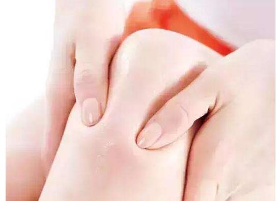 膝盖上黑黑的东西怎么去除,膝盖黑黑的洗不掉是什么原因