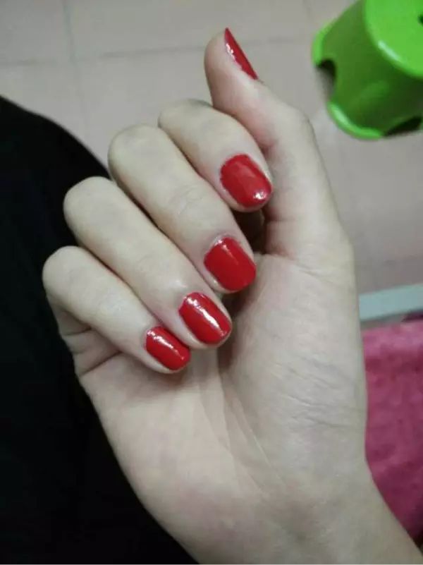 涂指甲油的正确步骤与技巧,怎样才能涂指甲油是正确的方法