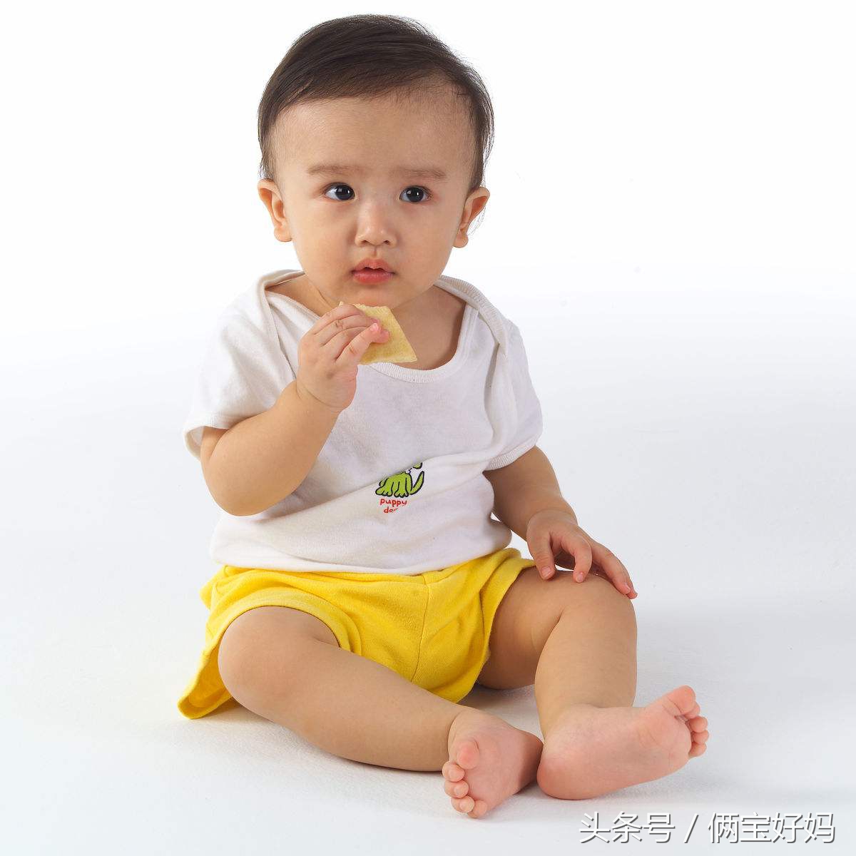 十一个月宝宝突然上吐下泻,11个月宝宝上吐下泻一吃药就吐