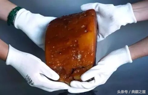 一块琥珀原石浮显人神掠影