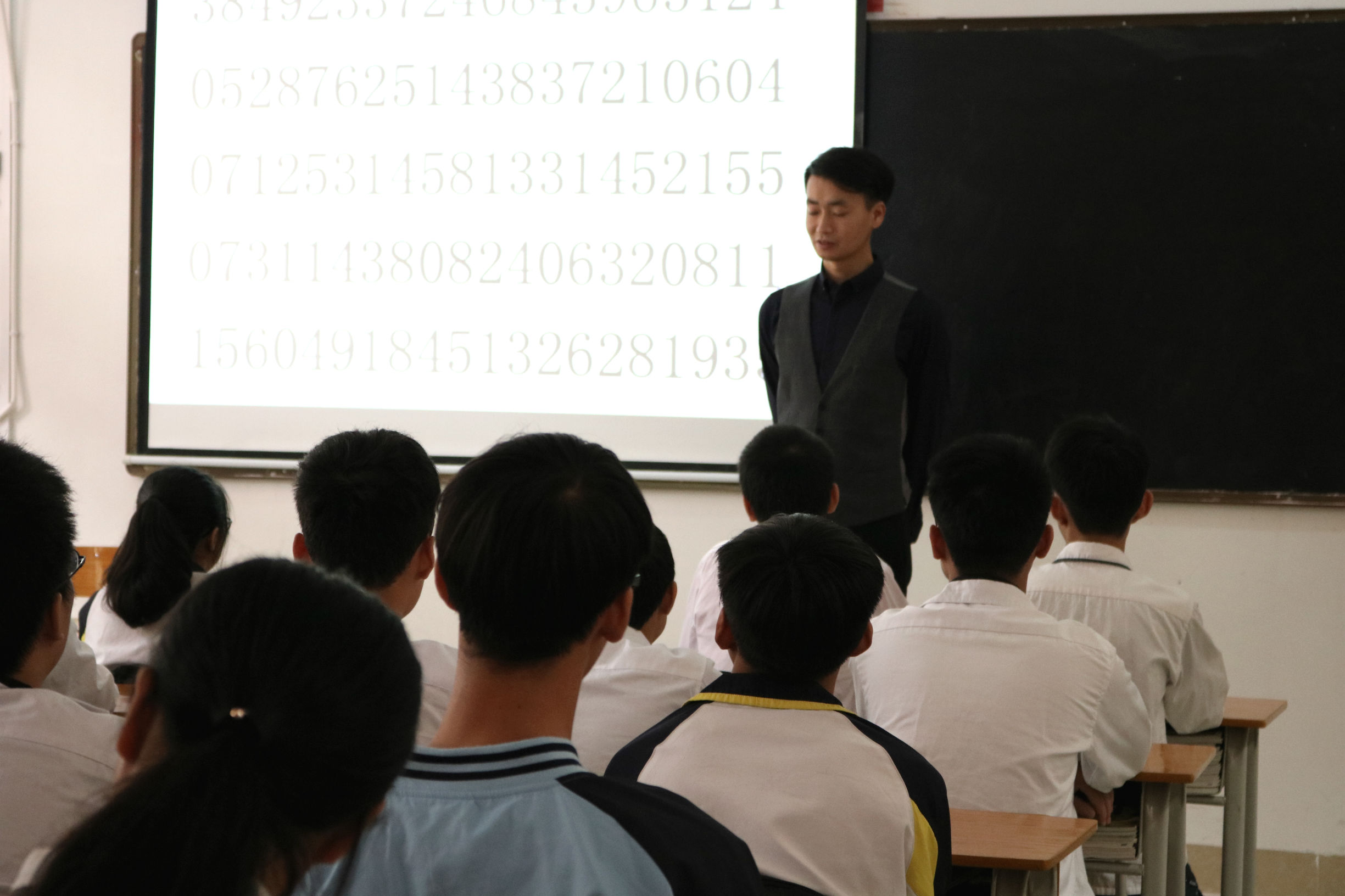 一分钟记住100个数字,记忆大师30分钟记1100个数字