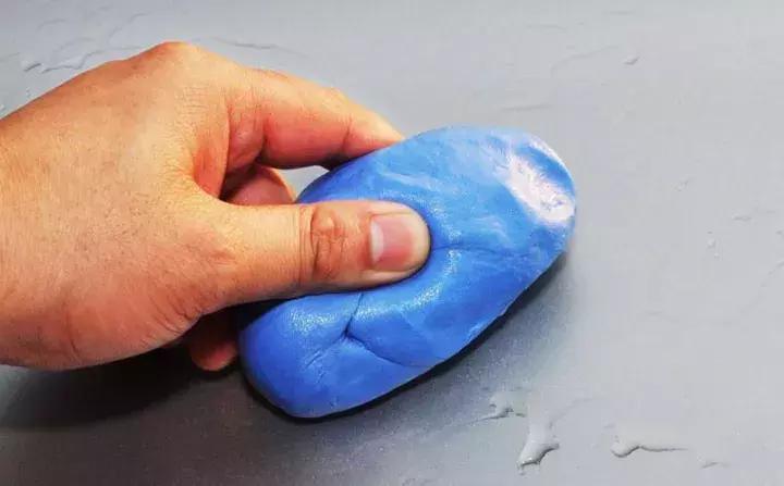 柏油清洗剂可以去除树胶鸟屎印吗,不伤车漆的去胶方法