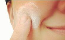 脸上起一片沙粒小疙瘩不痛不痒,天热脸上就长小疙瘩不痛不痒咋办