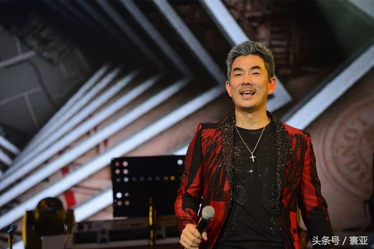 任贤齐云顶开唱气氛沸腾与九孔互耍嘴皮逗乐歌迷