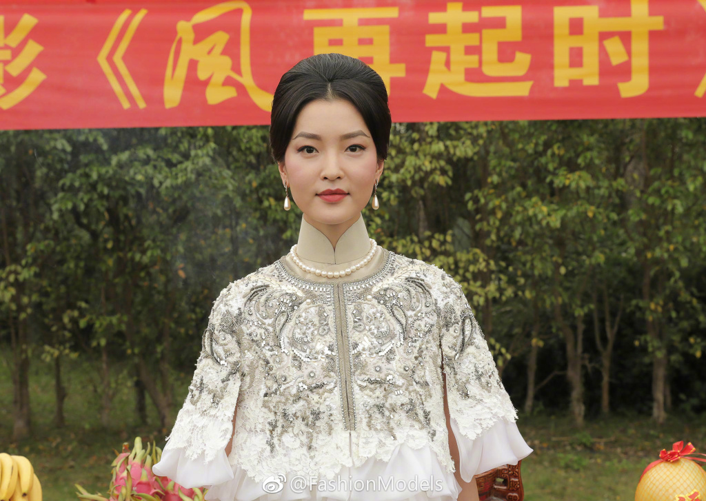 杜鹃模特高级感图片,杜鹃变身超然