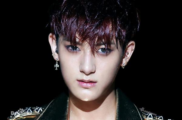 戴美瞳的时候眼睛干涩怎么办,戴美瞳了眼睛模糊用什么眼药水