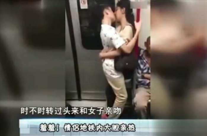 地铁男子抱住女友,原视频小伙地铁上搂女友被吐槽