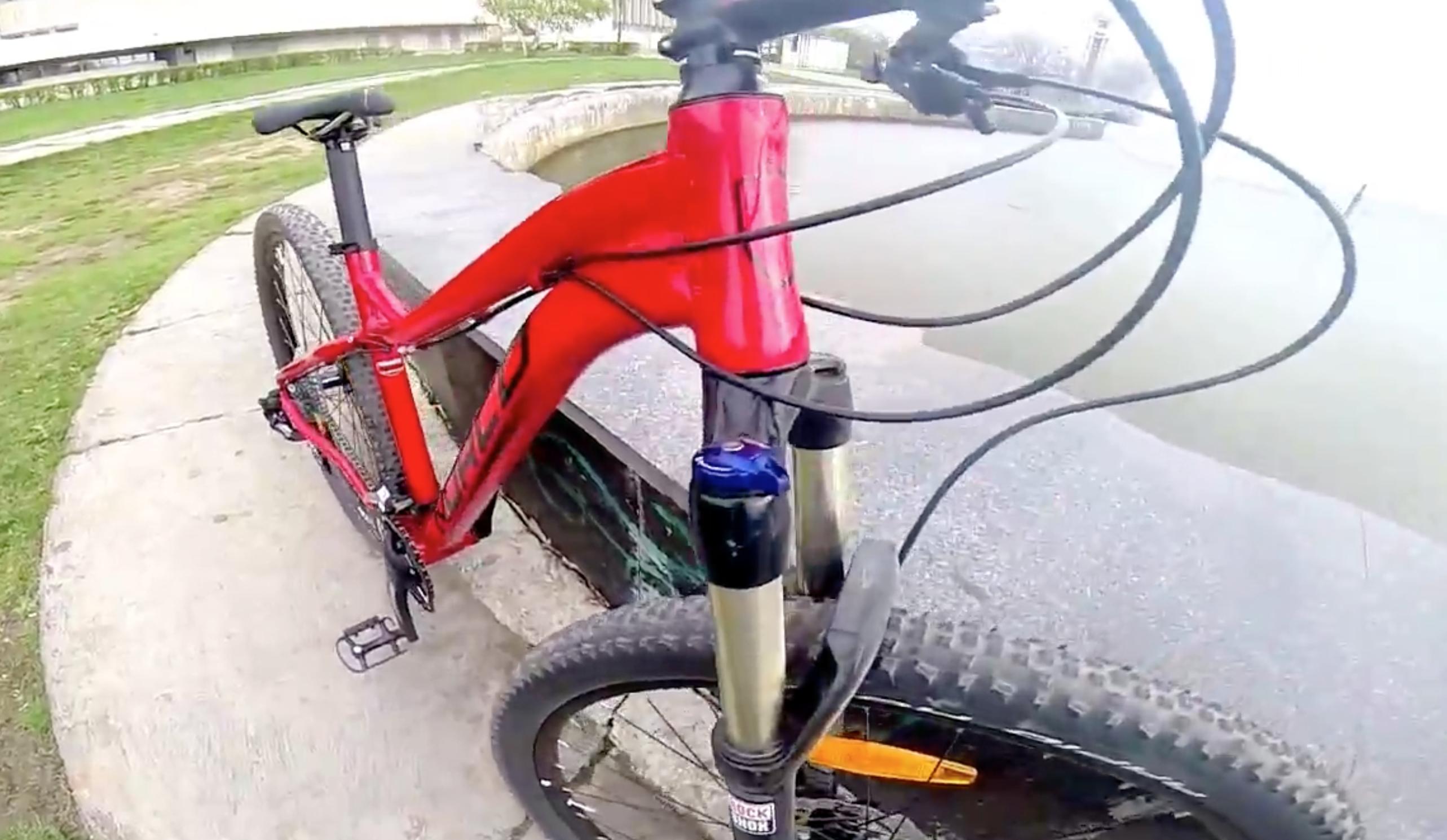 为你讲讲电影《七十七天》男主角穿越无人区的自行车究竟出自何方