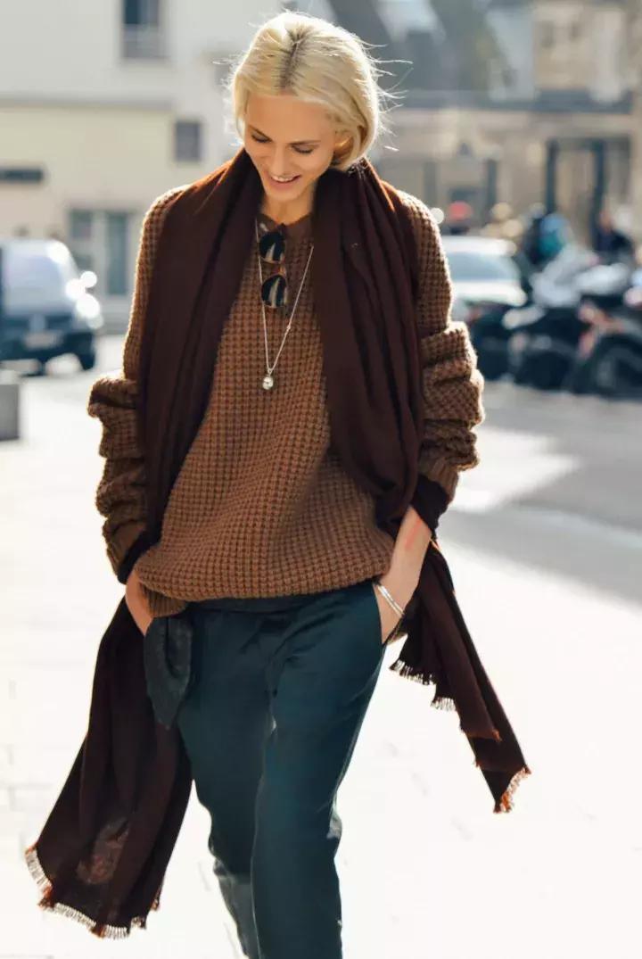 红色毛衣配什么毛衣链好看,想把毛衣穿时髦从拒绝这3款开始