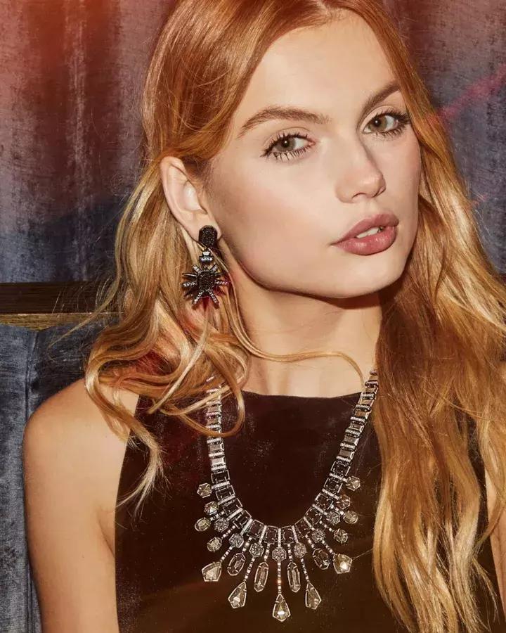 红色毛衣配什么毛衣链好看,想把毛衣穿时髦从拒绝这3款开始