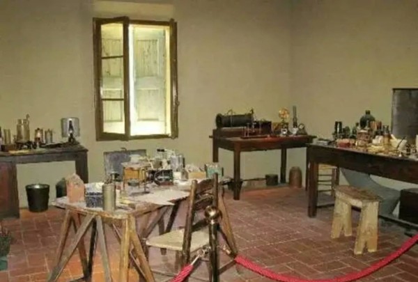 他辍学搞发明被视为技工，年仅20岁便造出第一个获诺奖的工程发明