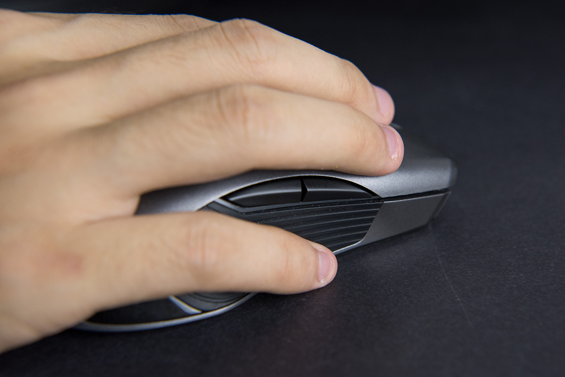 蝰蛇鼠标对称高背,雷蛇蝰蛇手感