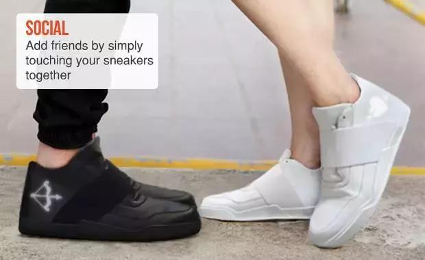 一双纯色的球鞋,一双能发光的球鞋