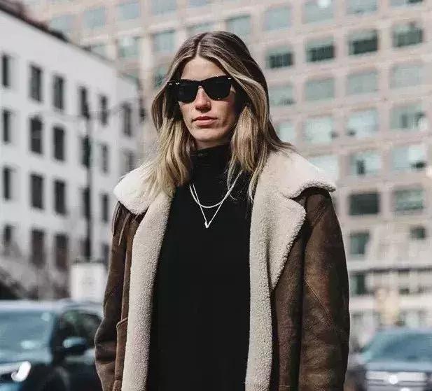 红色毛衣配什么毛衣链好看,想把毛衣穿时髦从拒绝这3款开始