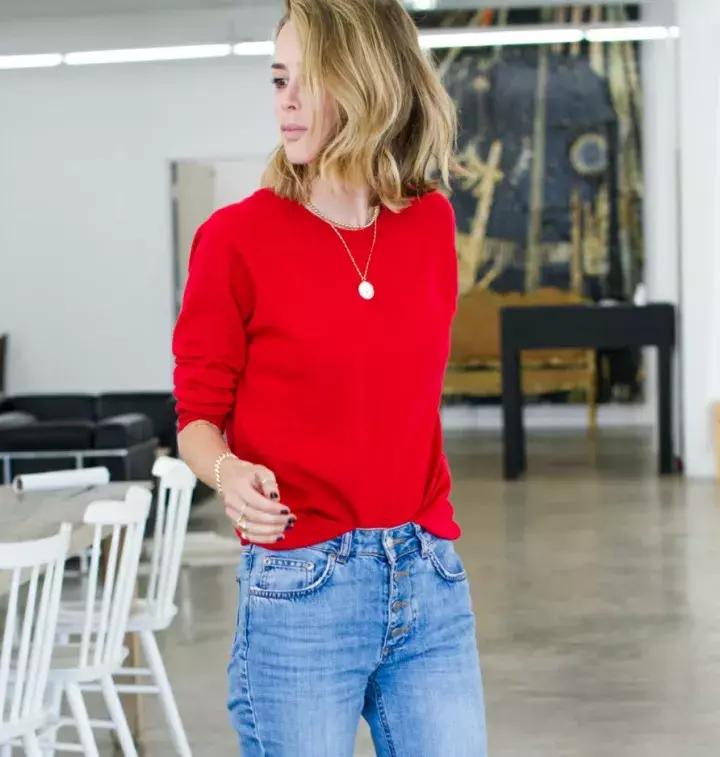 红色毛衣配什么毛衣链好看,想把毛衣穿时髦从拒绝这3款开始