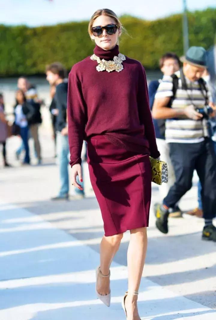 红色毛衣配什么毛衣链好看,想把毛衣穿时髦从拒绝这3款开始