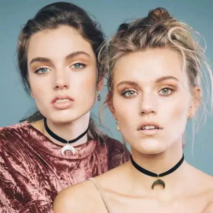 红色毛衣配什么毛衣链好看,想把毛衣穿时髦从拒绝这3款开始