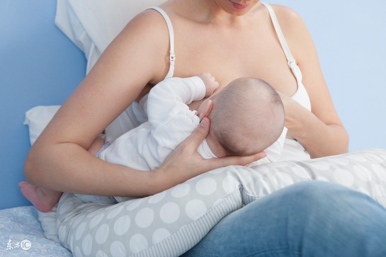 产后母乳喂养乳房一大一小,母乳喂养胸一边大一边小怎么矫正