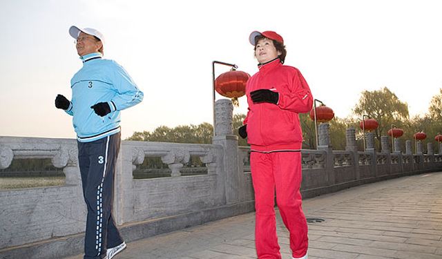 腰椎间盘突出脚麻可以练倒走吗,腰椎间盘突出可以倒着走路锻炼吗