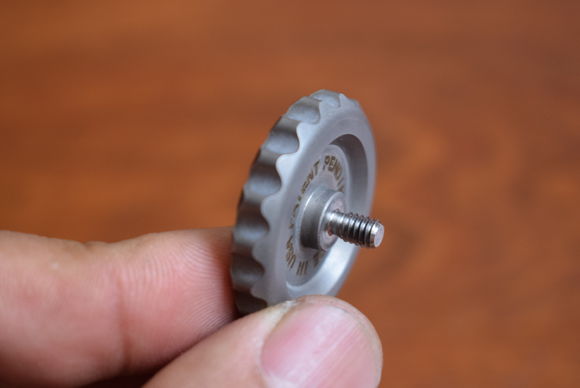 国外枪支配件企业不务正业，用枪支钢材做了一款指尖陀螺