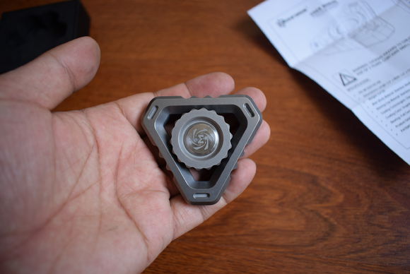 国外枪支配件企业不务正业，用枪支钢材做了一款指尖陀螺