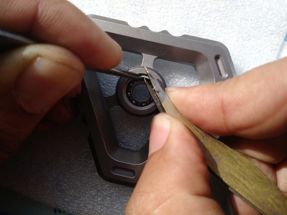 国外枪支配件企业不务正业，用枪支钢材做了一款指尖陀螺