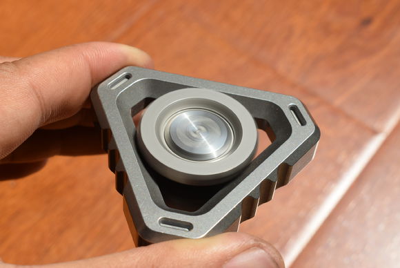 国外枪支配件企业不务正业，用枪支钢材做了一款指尖陀螺